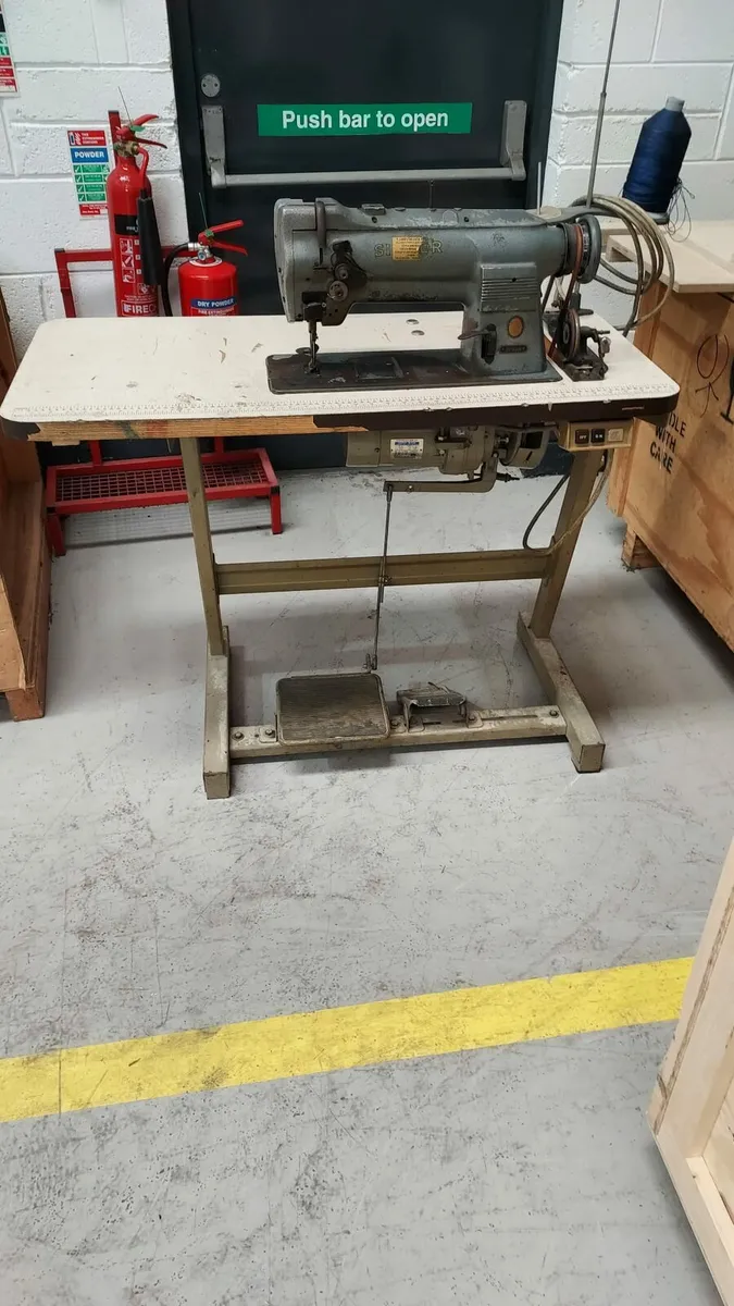 Singer sewing machine electric 211 G 516 - Image 1