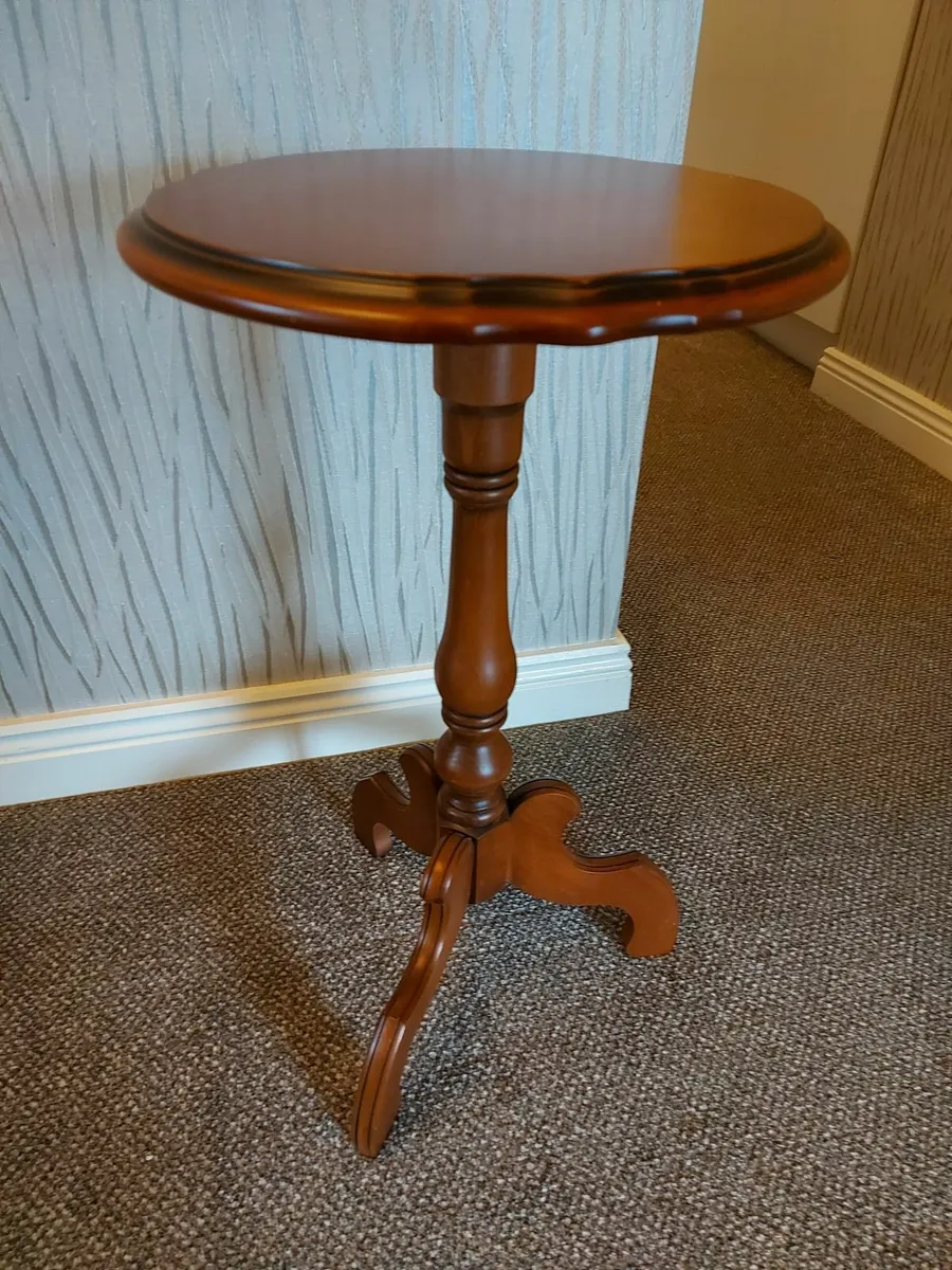 Pedestal table