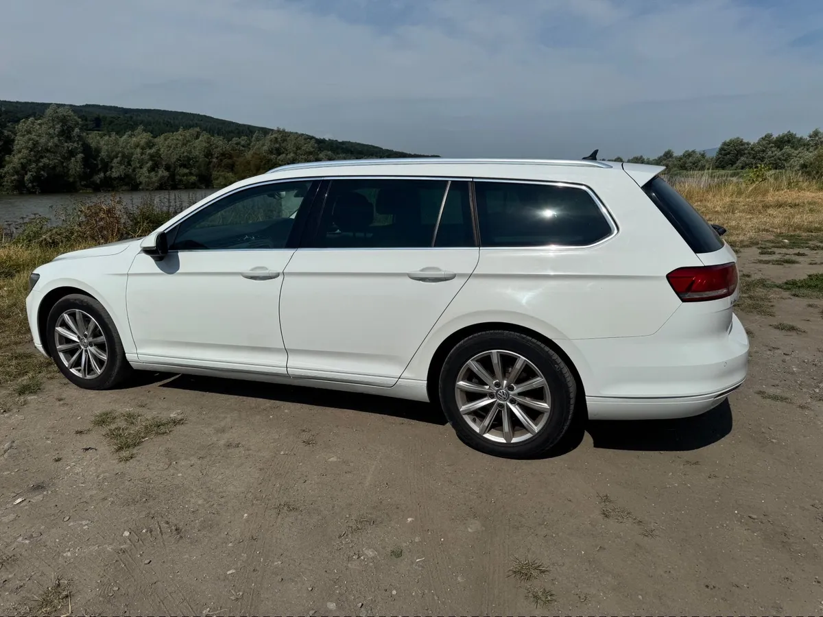 Volkswagen Passat 2015 - Image 2