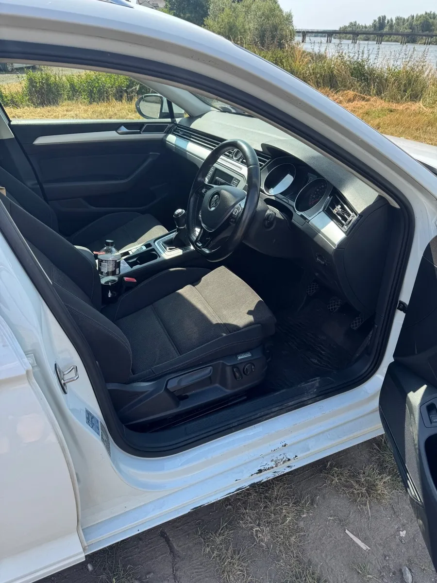 Volkswagen Passat 2015 - Image 3