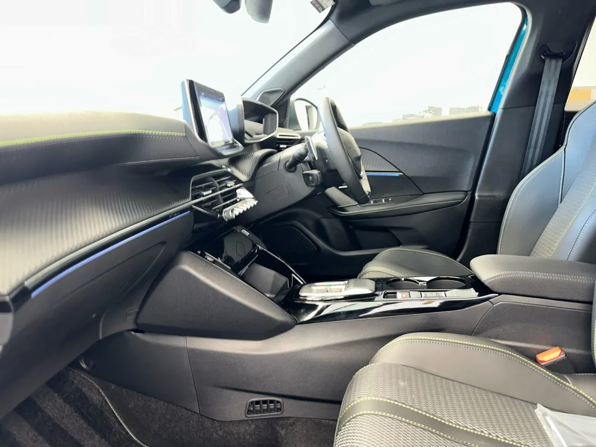 Peugeot 2008 1.2 Hybrid Auto GT  IN Stock   75 P/ - Image 4