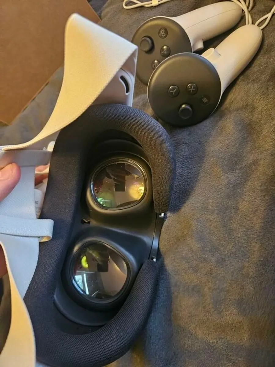 Meta Quest 3 (512 GB) VR Headset -- Like new - Image 3