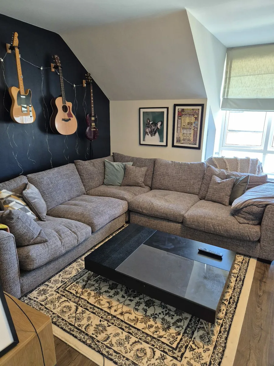 Corner couch - Image 1