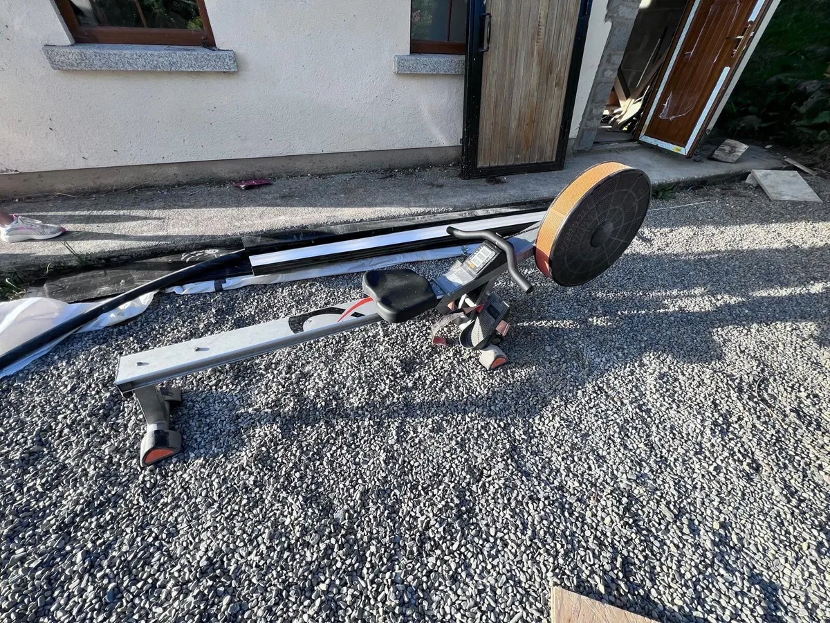 Rowing machine - Image 1