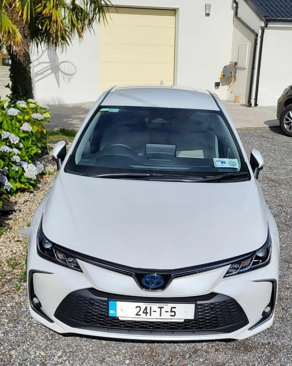 Toyota Corolla 2024 - SOL trim - Pearl white - Image 3