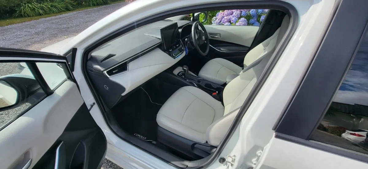Toyota Corolla 2024 - SOL trim - Pearl white - Image 4