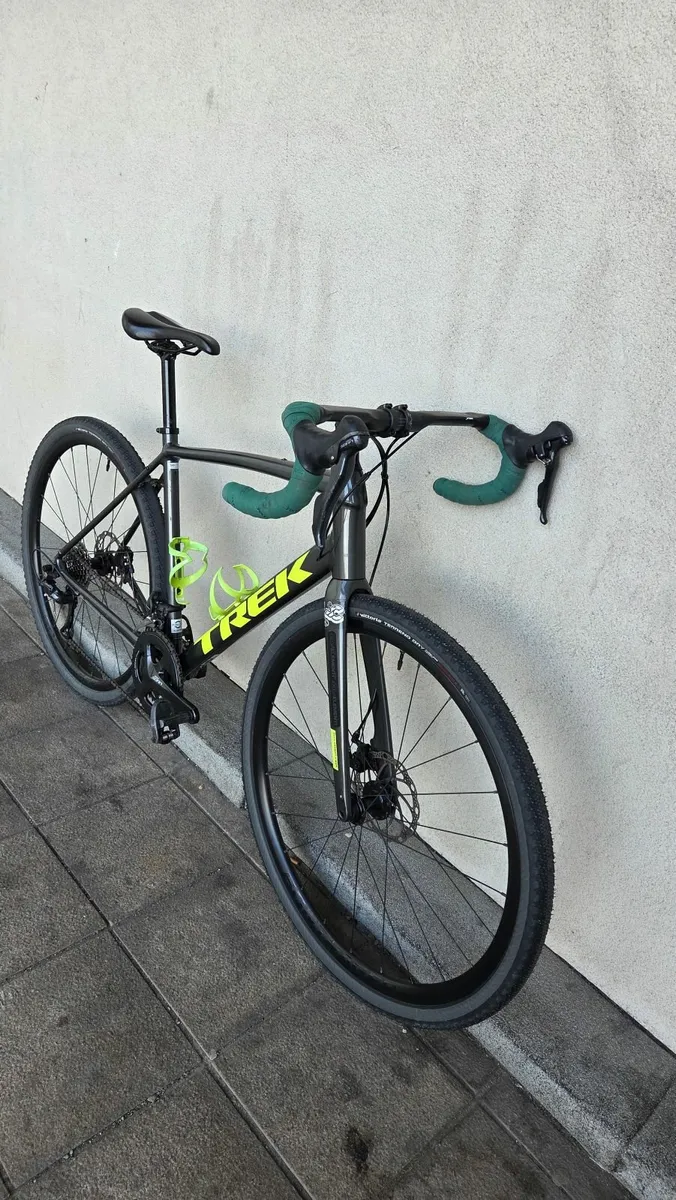 Trek Domane AL3 road bike - Image 3