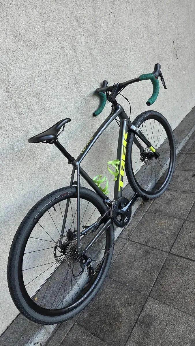 Trek Domane AL3 road bike - Image 4