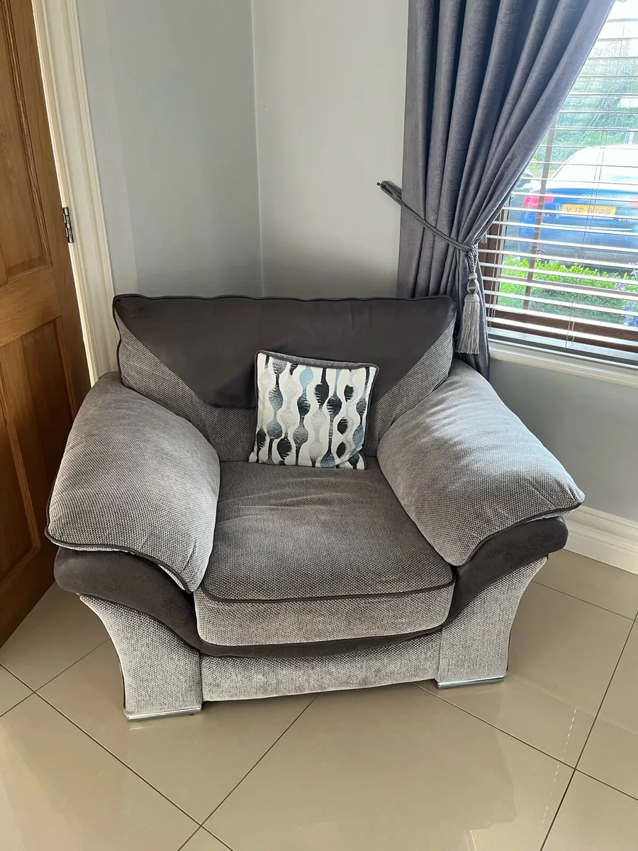 3 Piece Suite - Image 2