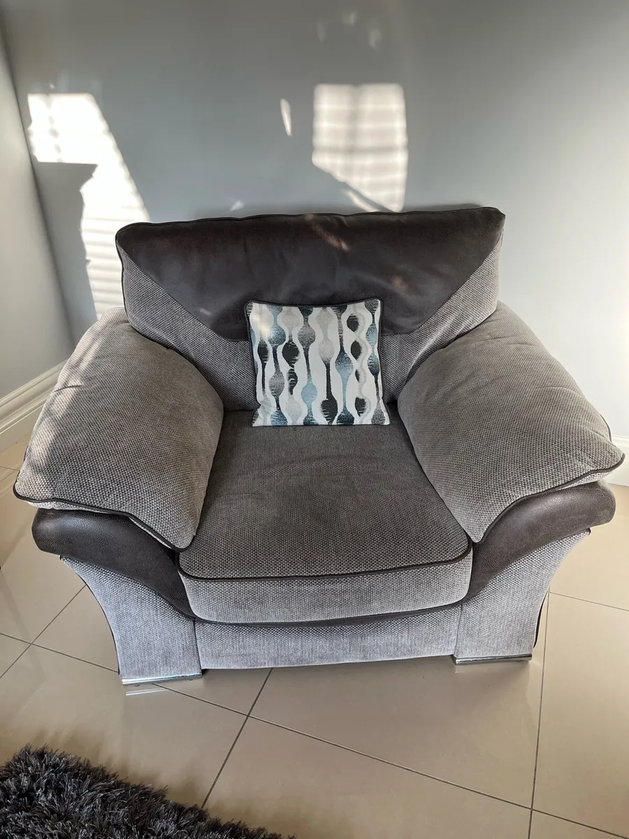 3 Piece Suite - Image 4