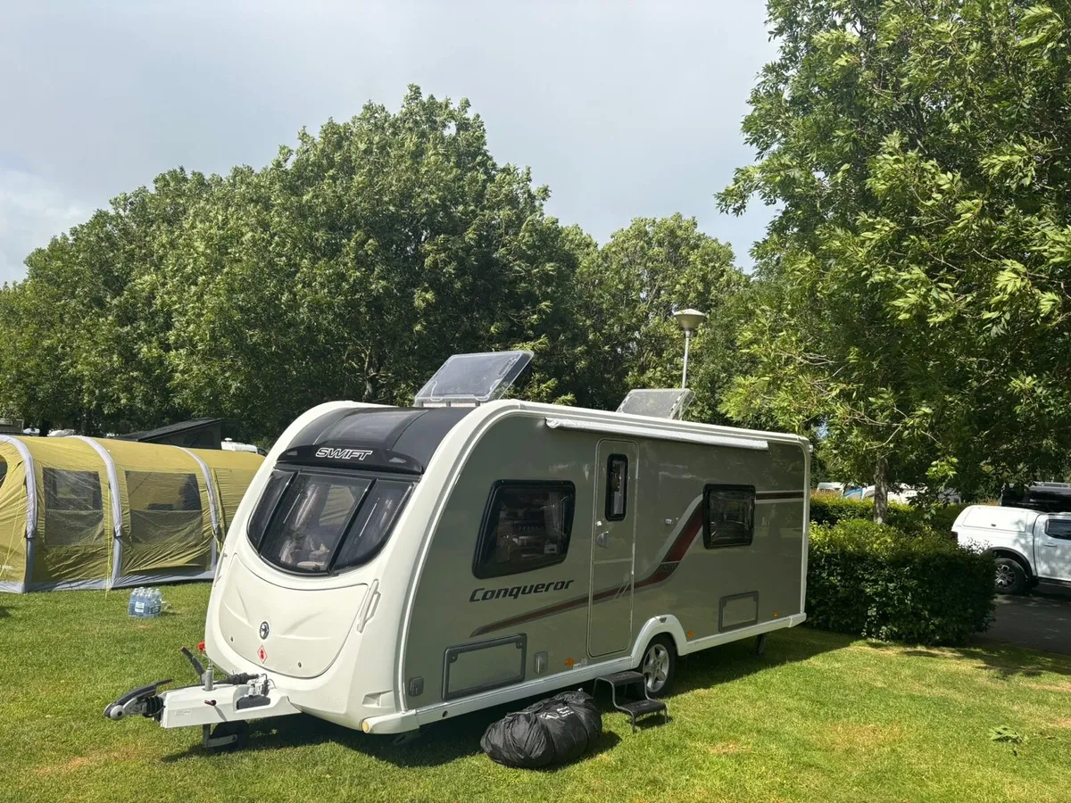 Swift conqueror 4/5 berth fixed bed & 2 Awnings - Image 1