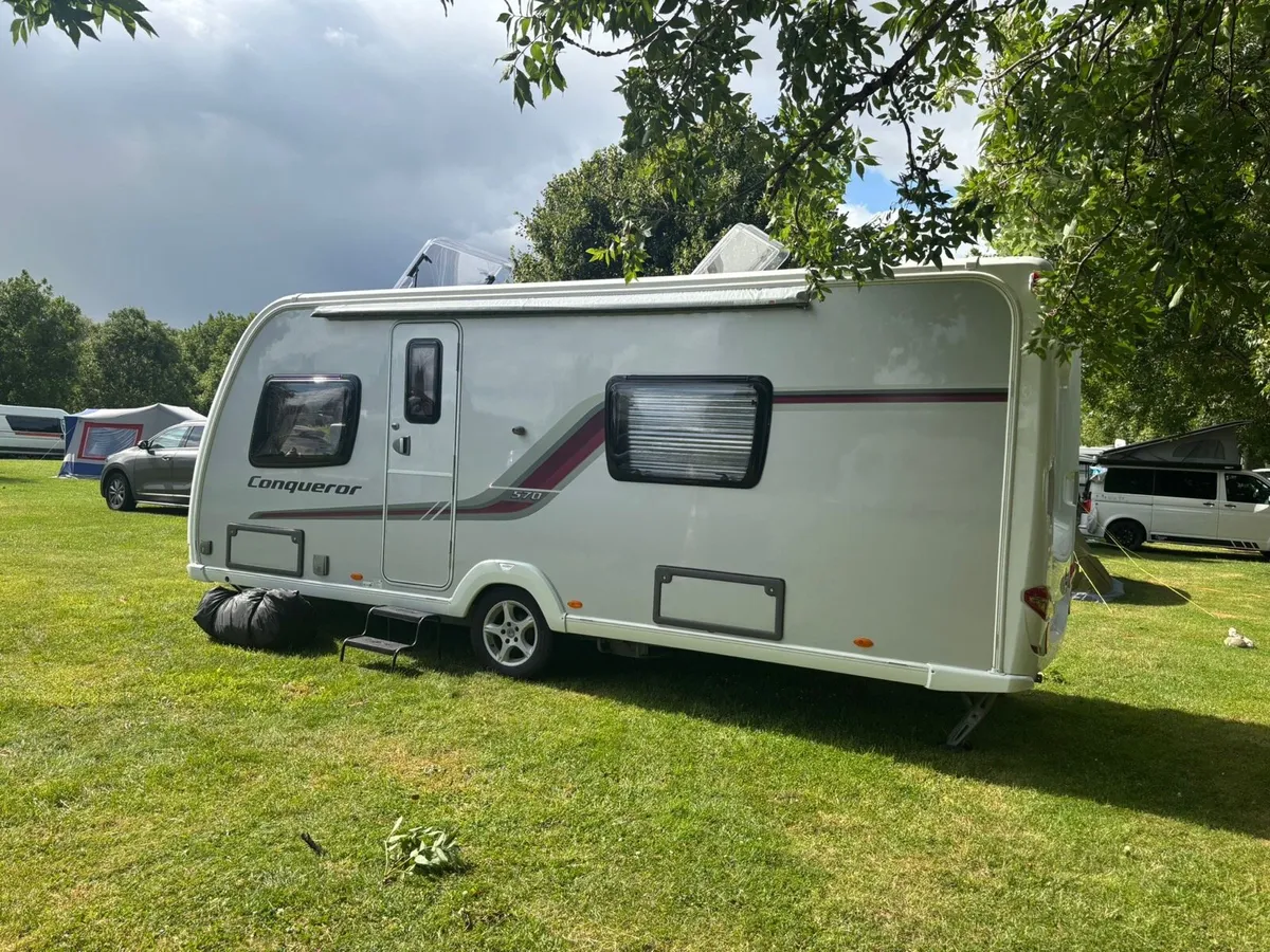 Swift conqueror 4/5 berth fixed bed & 2 Awnings - Image 4