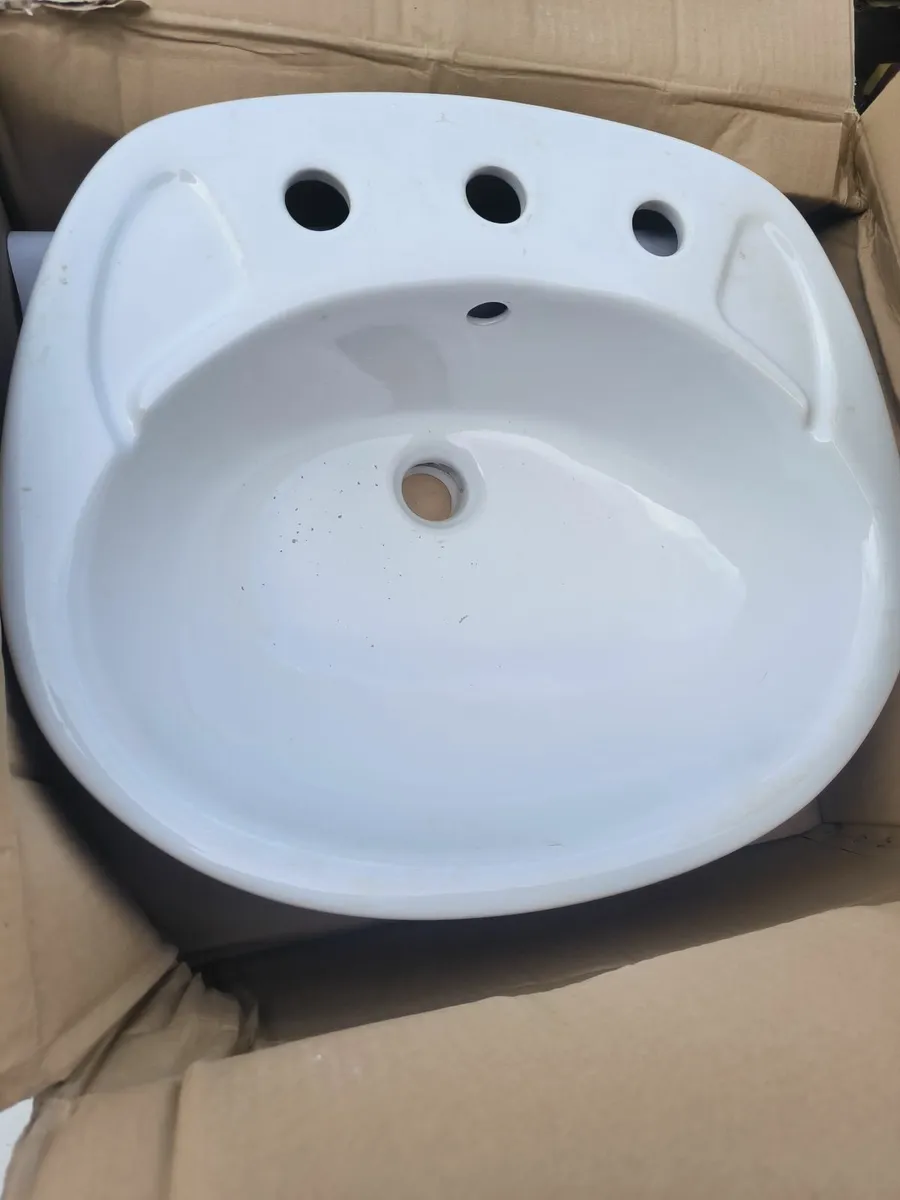 Sink, taps - Image 1