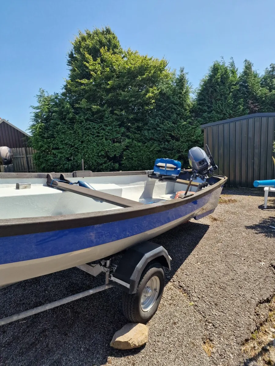 Fiberglass boat - Image 2