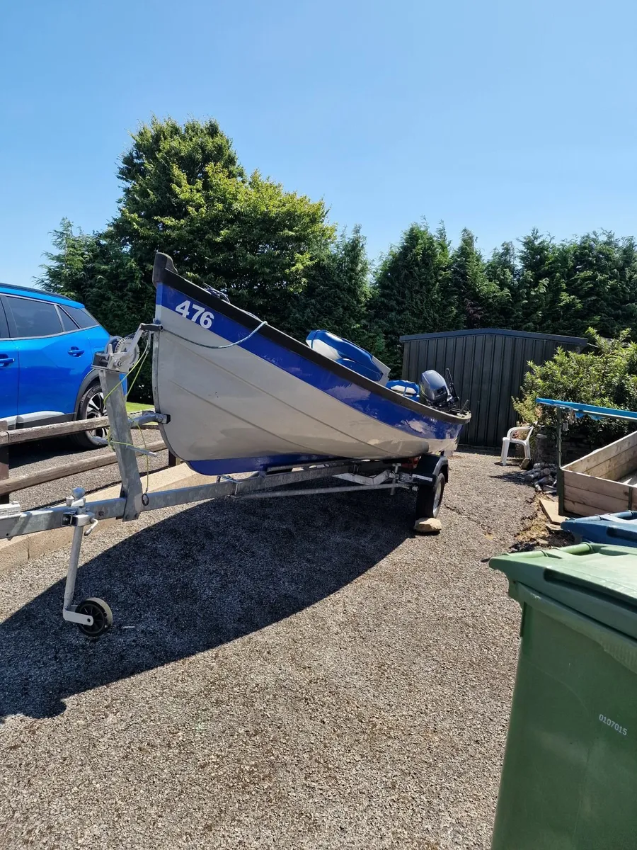 Fiberglass boat - Image 4