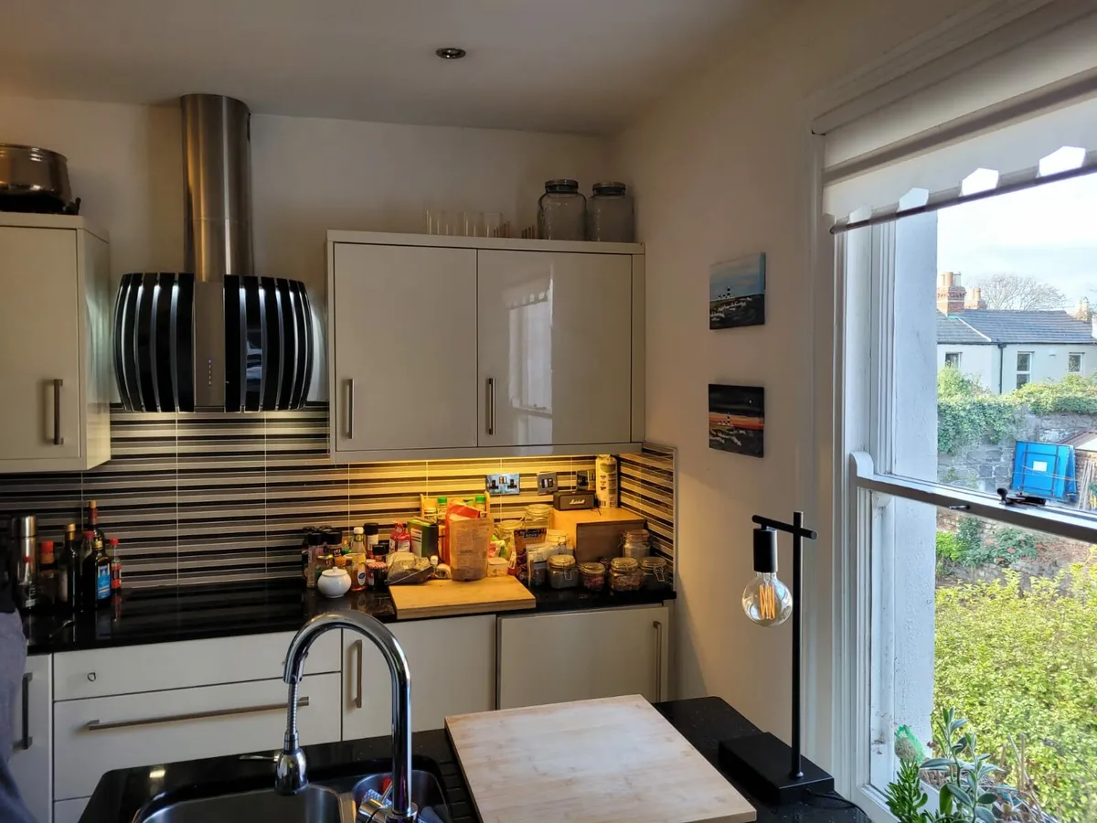 Kitchen with appliances - Image 1