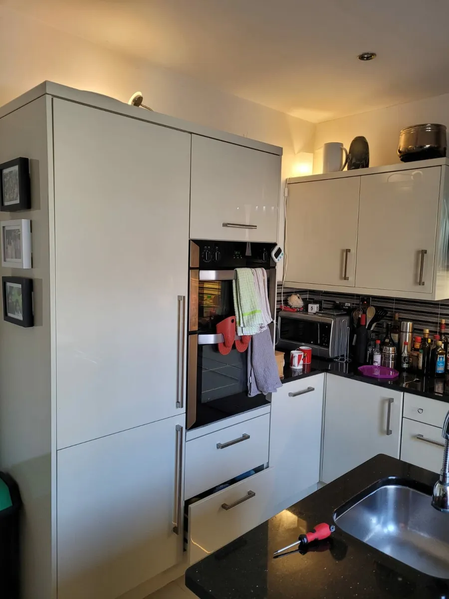 Kitchen with appliances - Image 2
