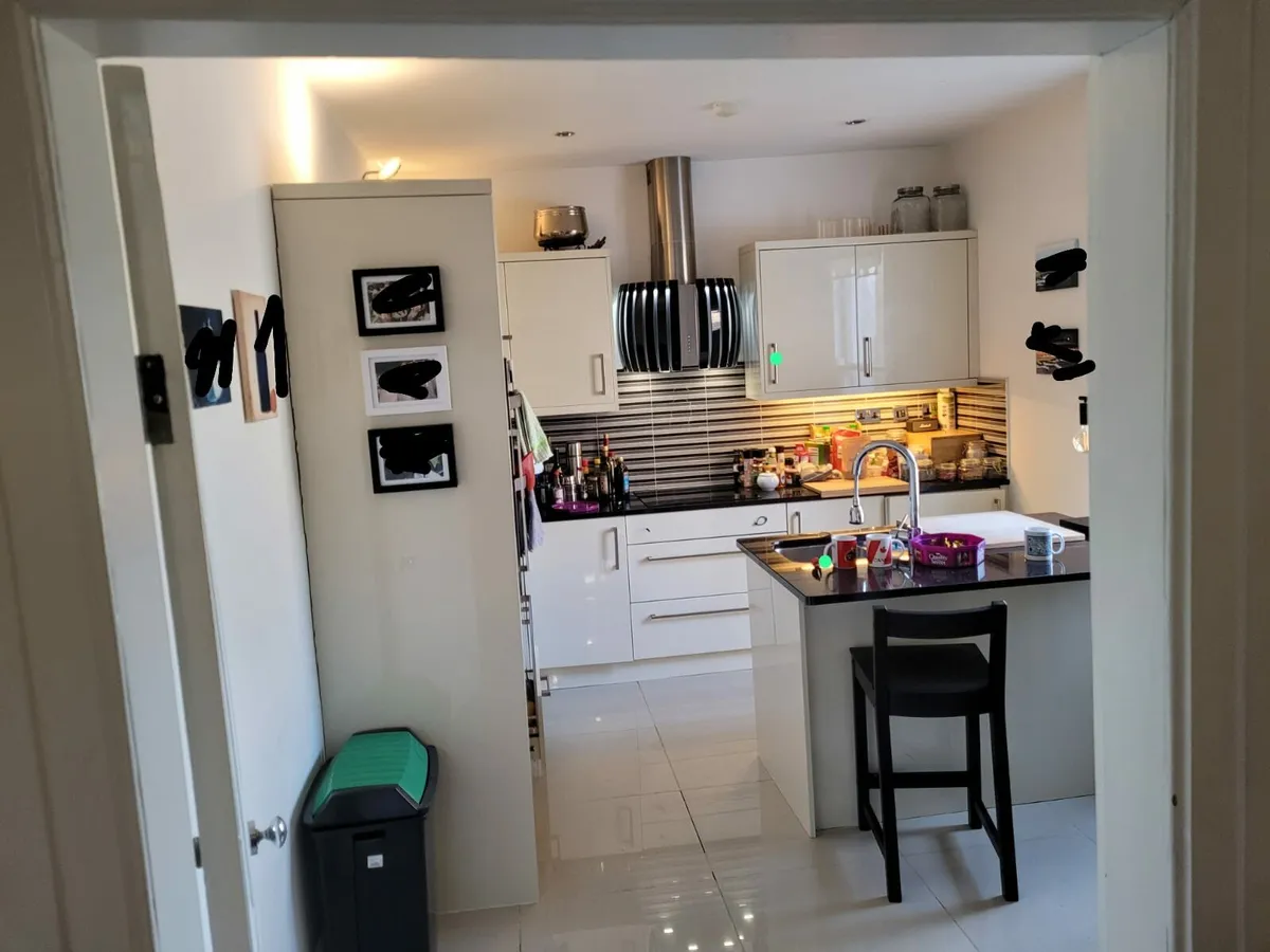 Kitchen with appliances - Image 3