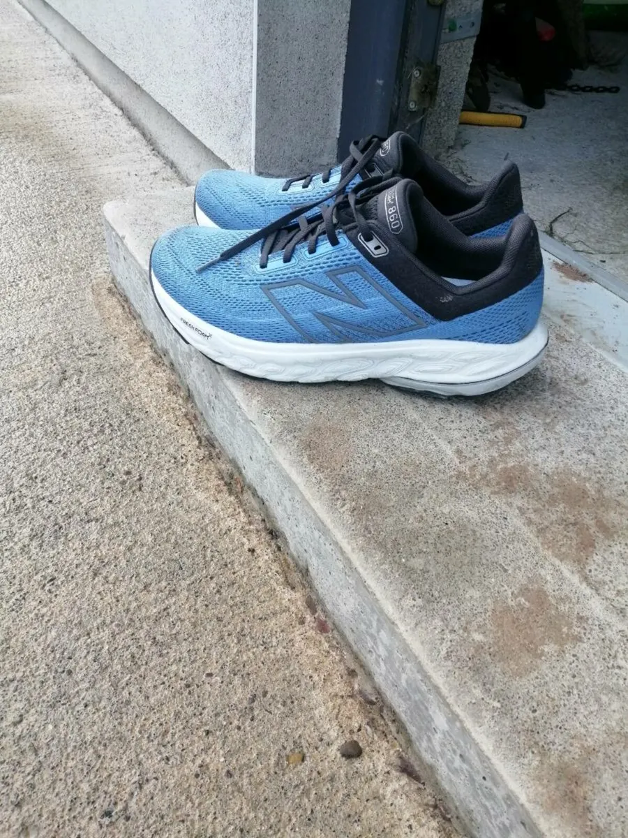 New Balance 860 V14 size 10.5 - Image 1