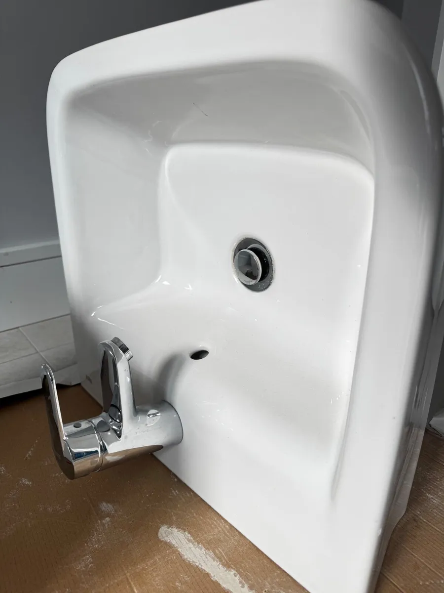 Bathroom sinks - Image 1