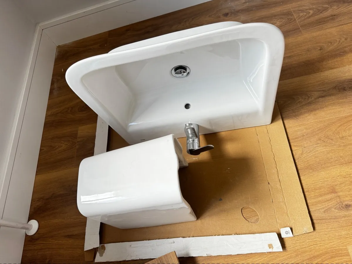 Bathroom sinks - Image 3