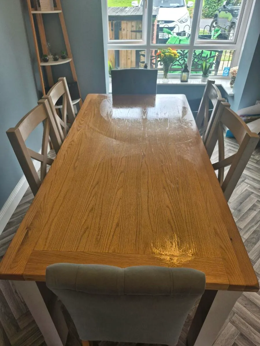 Table and chairs - Image 1