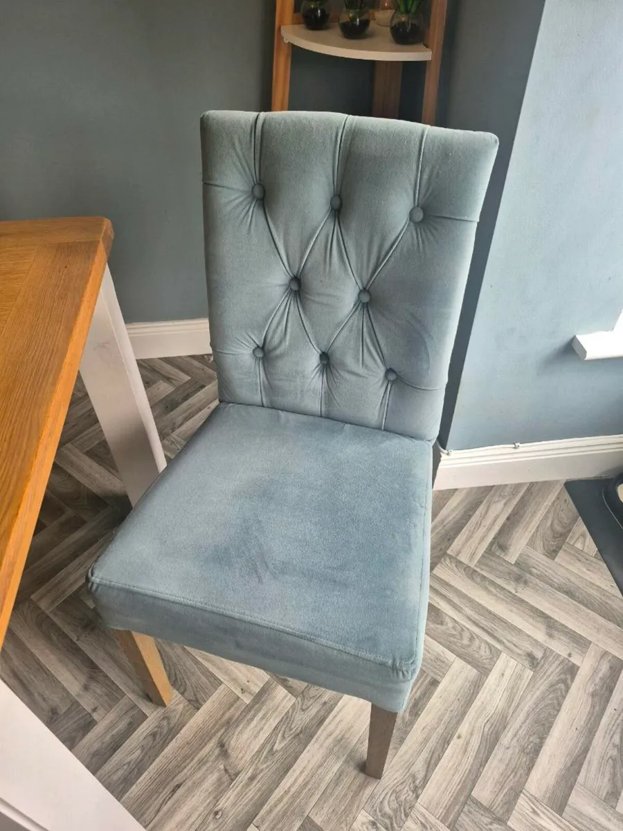 Table and chairs - Image 2