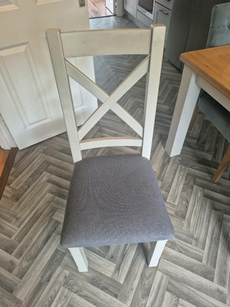 Table and chairs - Image 3
