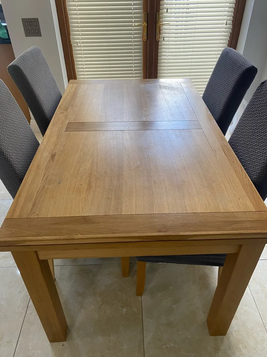 Solid wooden table - Image 1