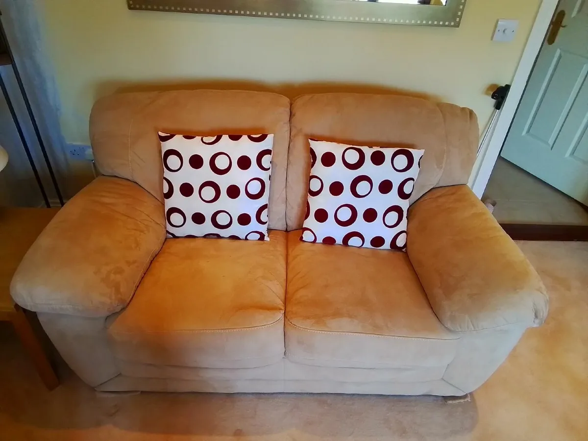2 seater couch and matching single chair - Image 4