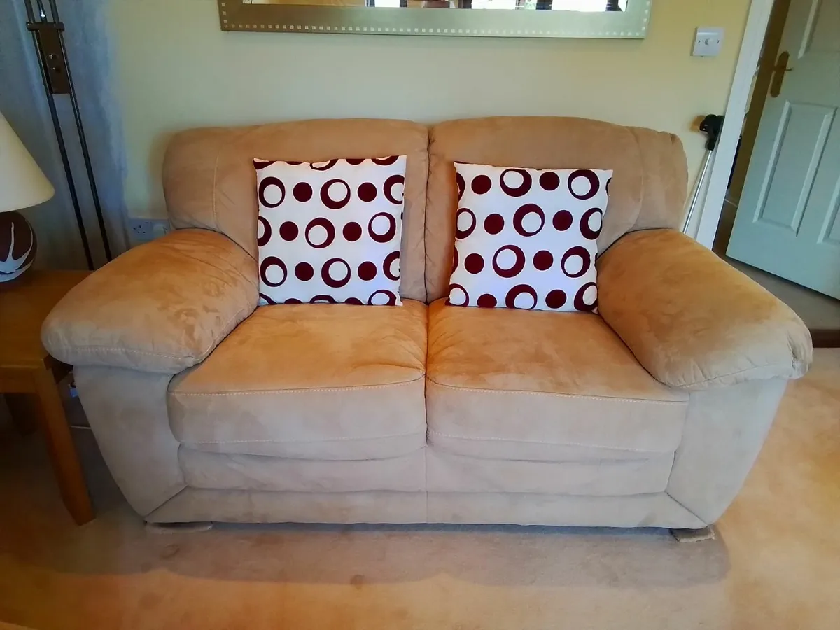 2 seater couch and matching single chair - Image 1