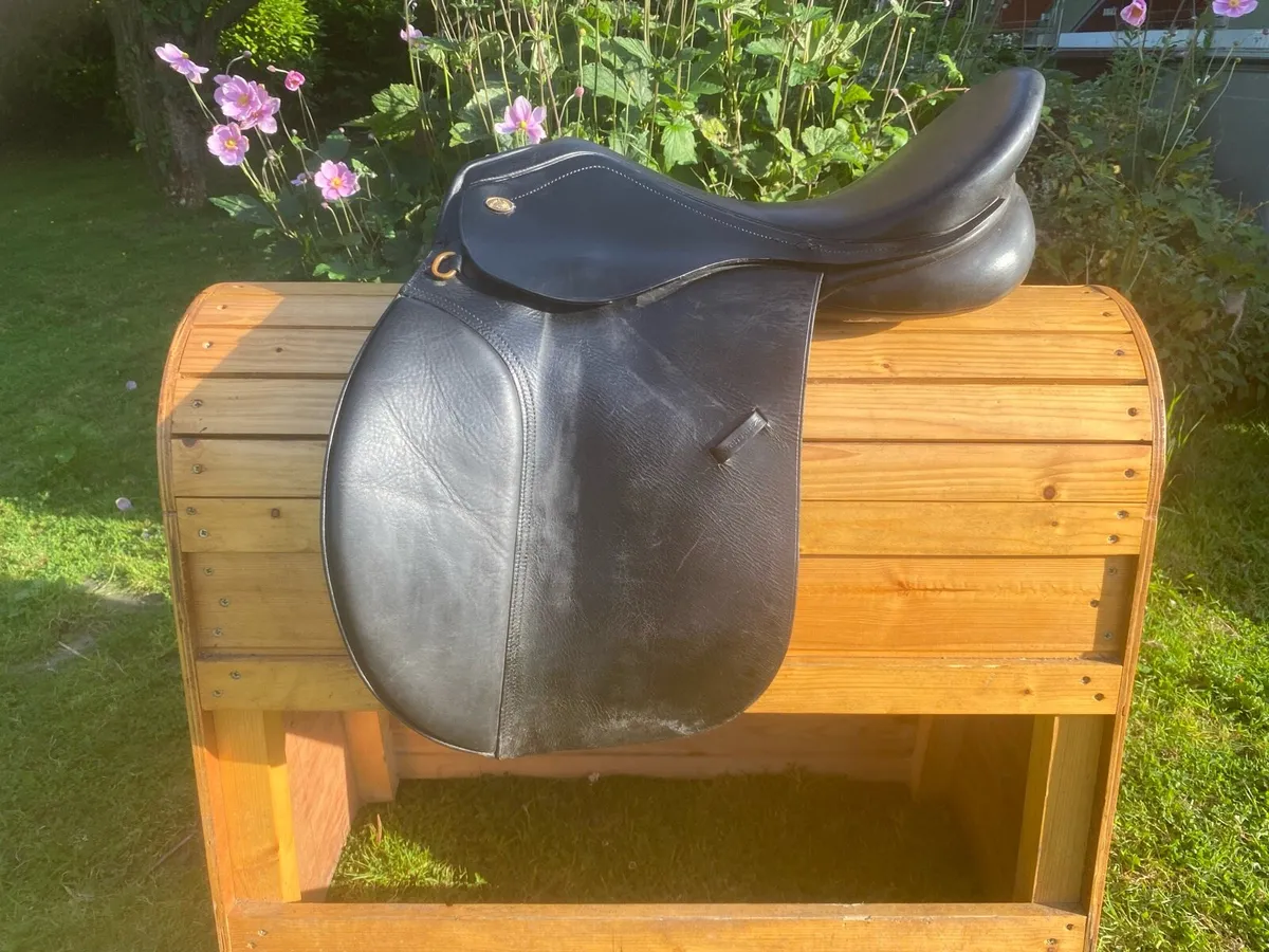 17.5 knightrider black Leather saddle medium wide - Image 1