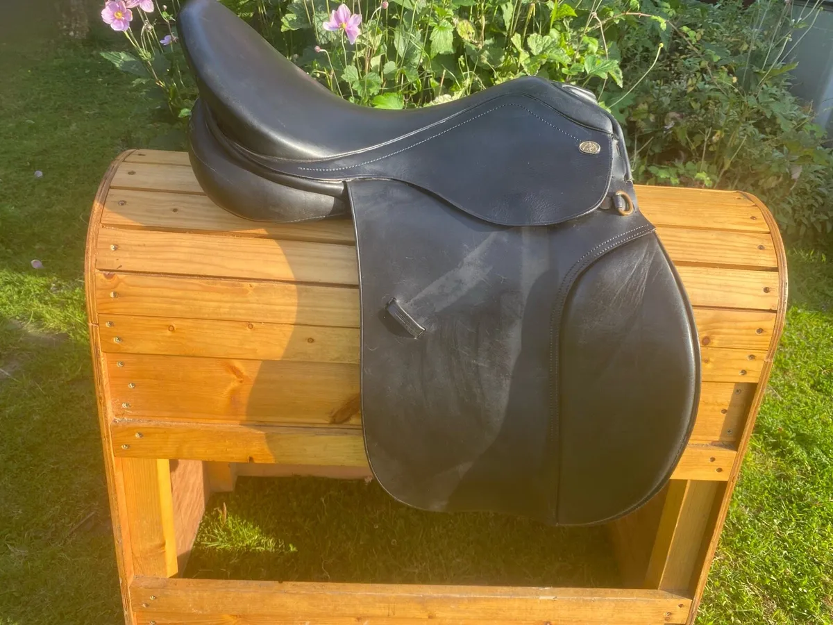 17.5 knightrider black Leather saddle medium wide - Image 2