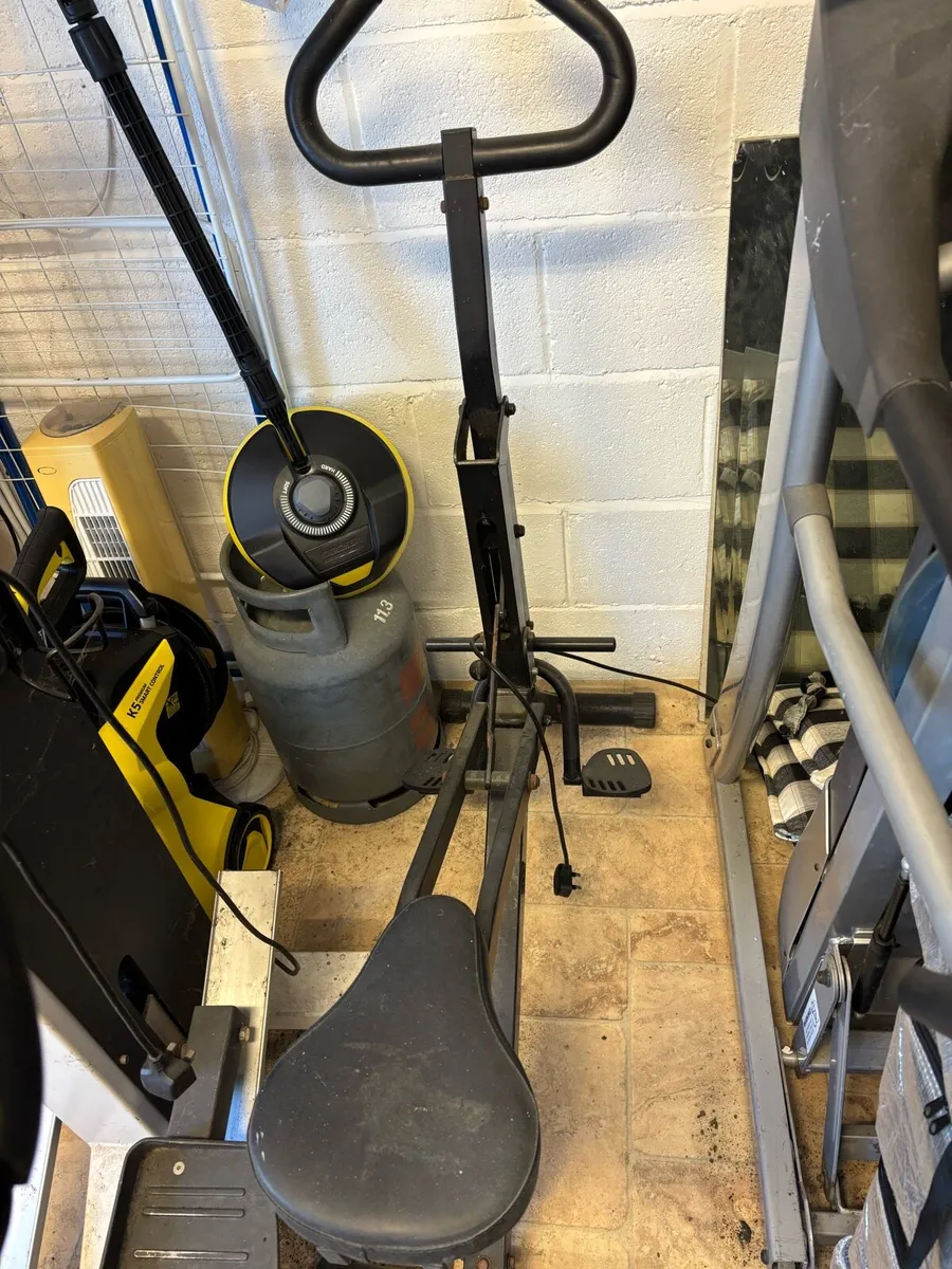 Manual rowing machine