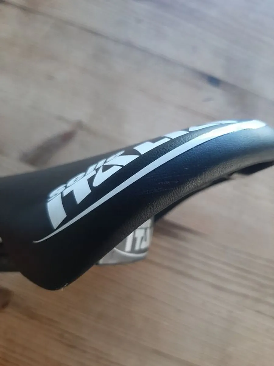 Selle Italia carbon saddle - Image 3