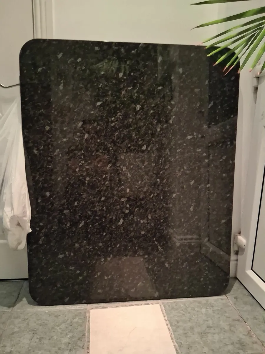 Curved black marble effect island counter top - Image 2
