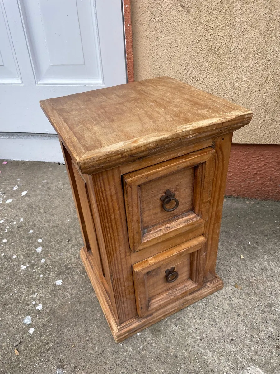 Mexican pine bedside locker - Image 3