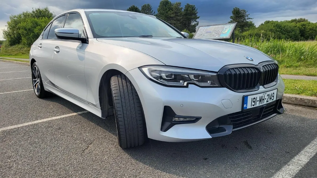 BMW 3-Series 2019 - Image 2