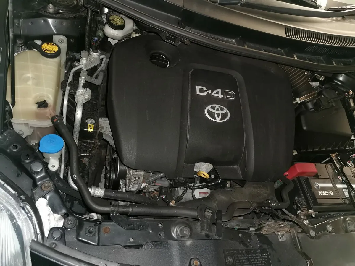 Toyota auris car - Image 3