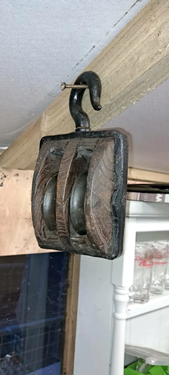 Old 1880s ship pulley - Image 1