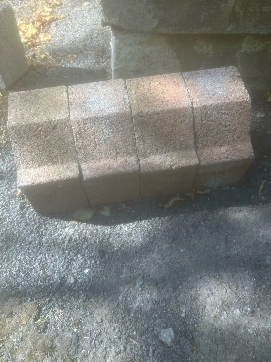Kerbing brick