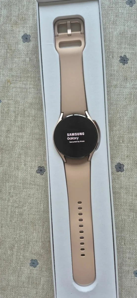 Samsung Galaxy Watch 4 - Image 1