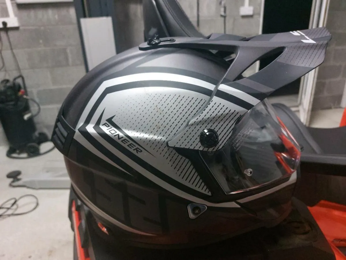 Ls2 pioneer evo helmet - Image 1