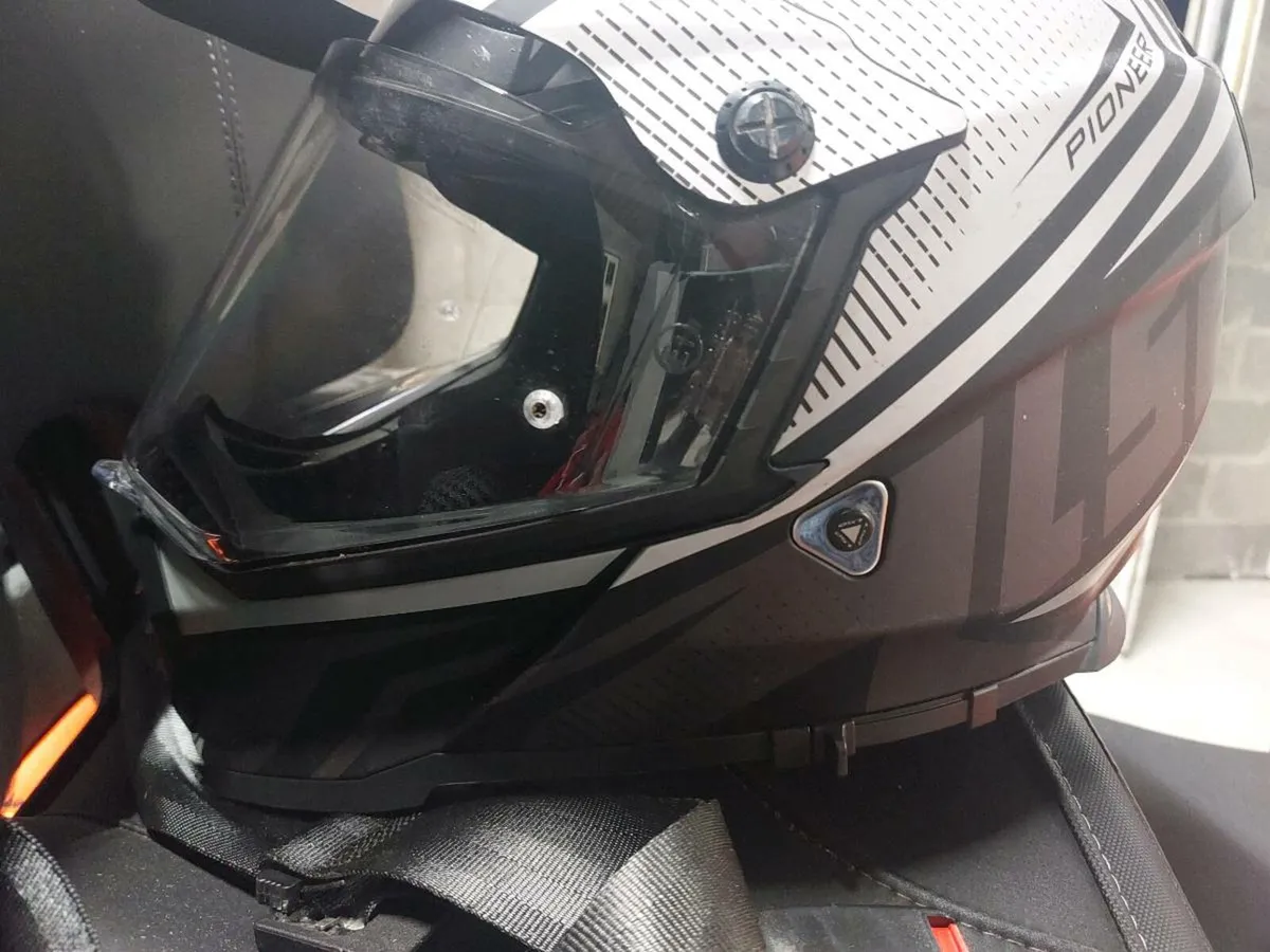 Ls2 pioneer evo helmet - Image 3