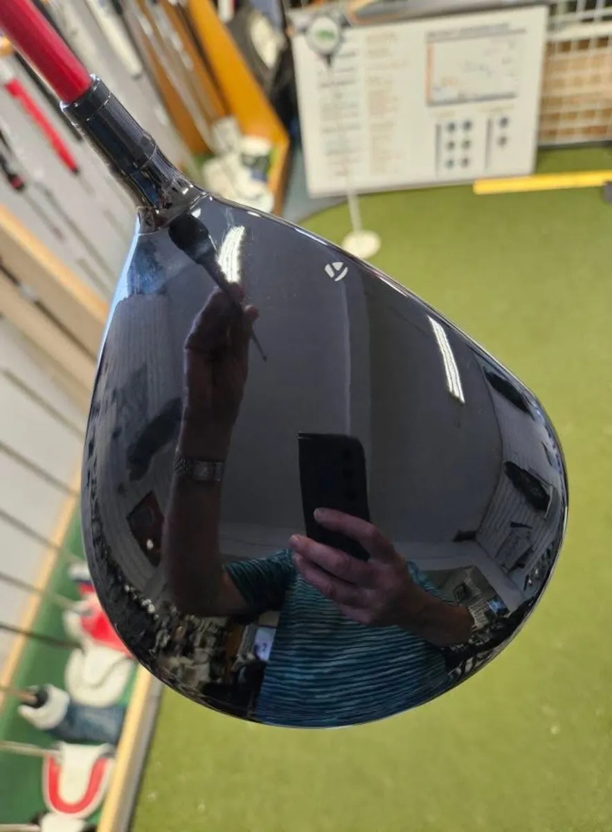 Like New Taylormade Qi10 Driver - Image 3