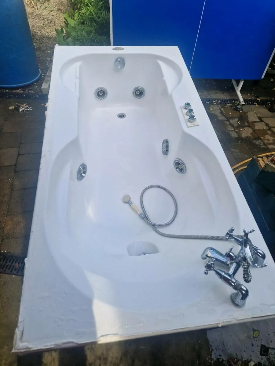 Jacuzzi bath - Image 1