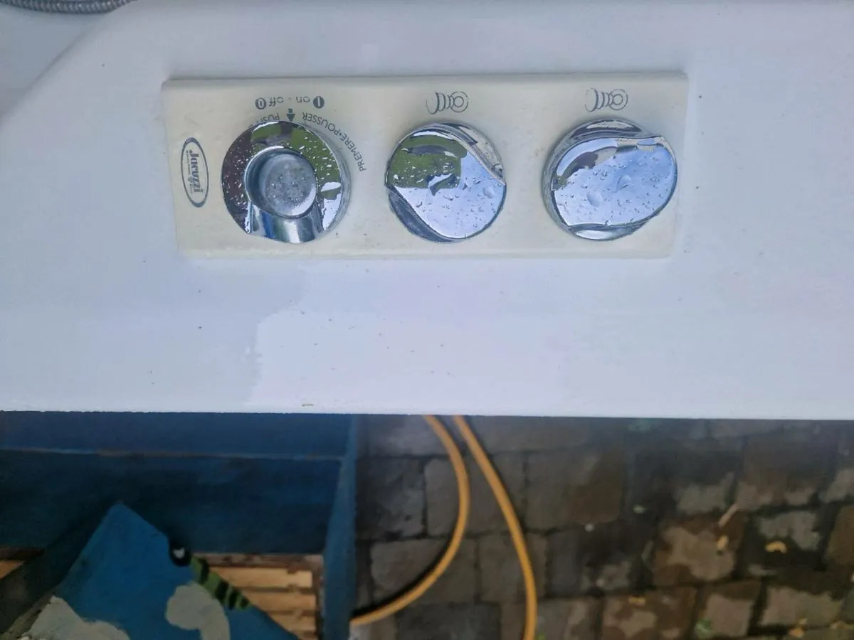Jacuzzi bath - Image 2