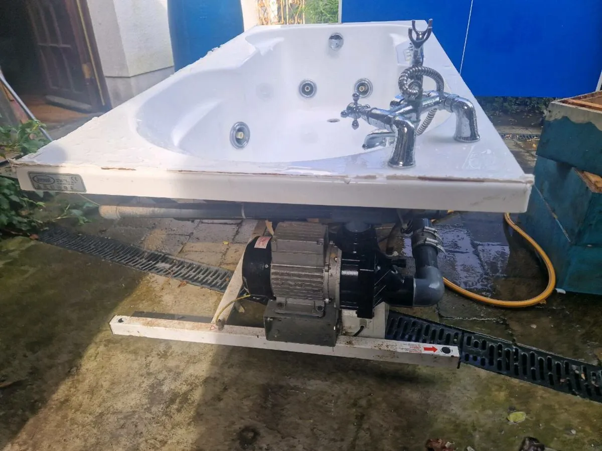 Jacuzzi bath - Image 4