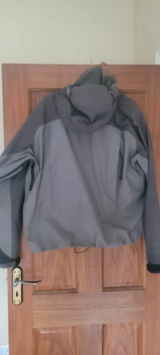 Simms fly-fishing jacket - Image 3