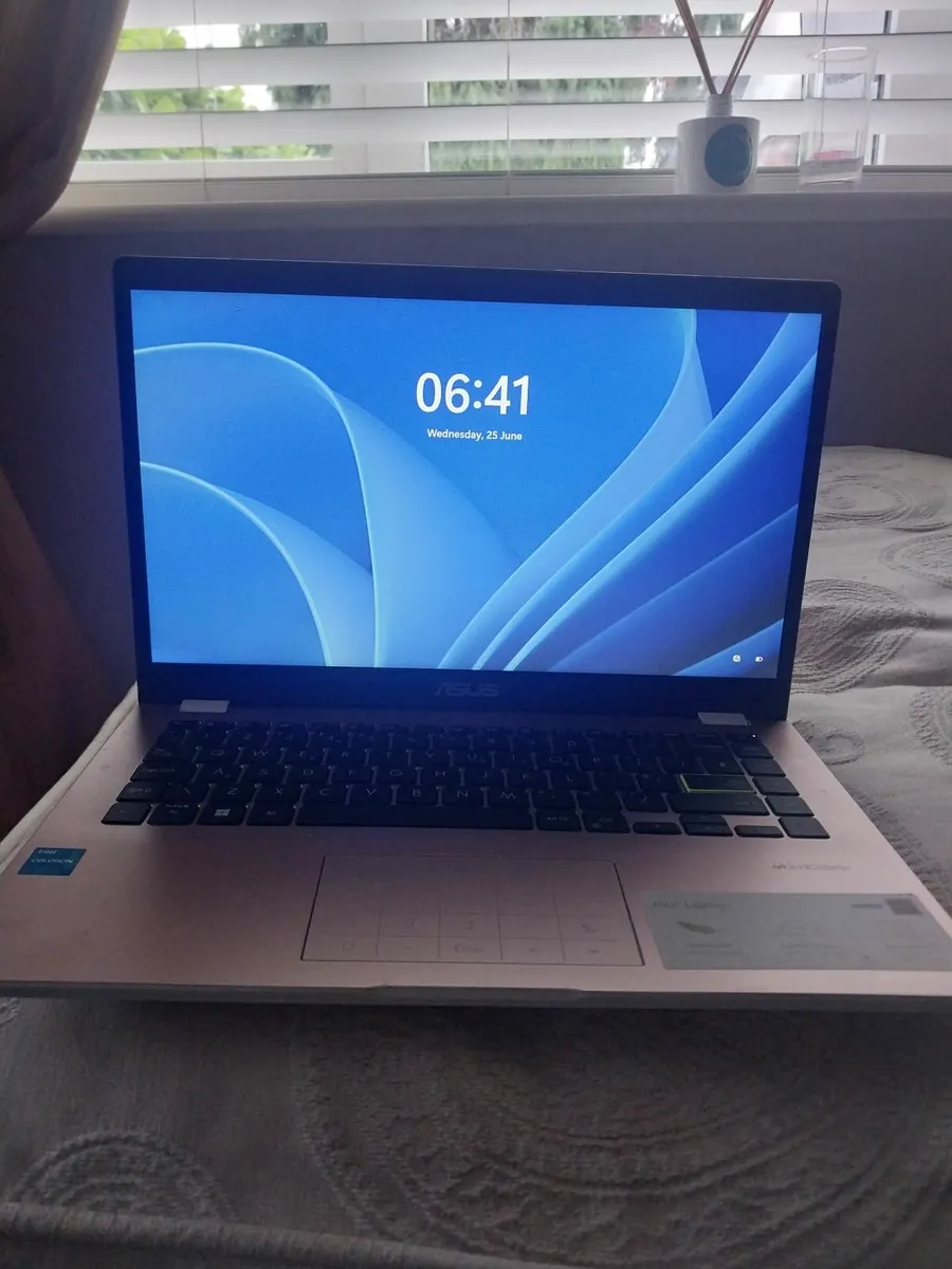 Pink laptop - Image 1